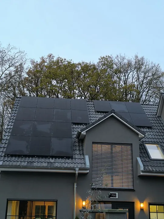 PV-Anlage · Modernes Haus