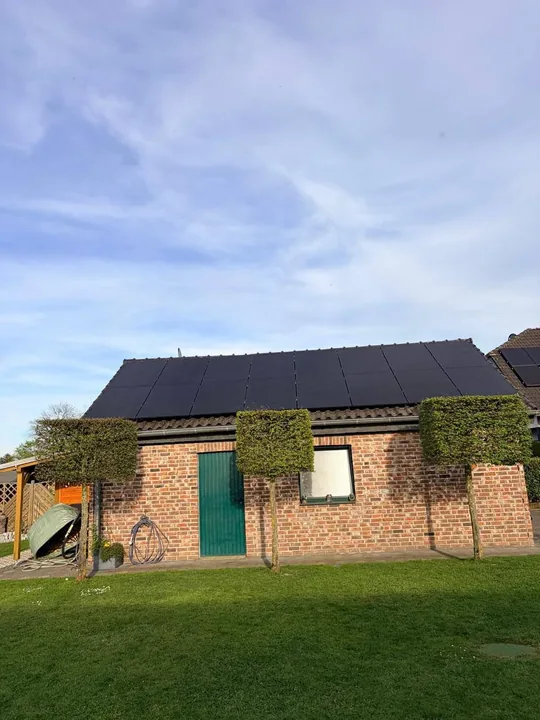 PV-Anlage · Backstein-Haus