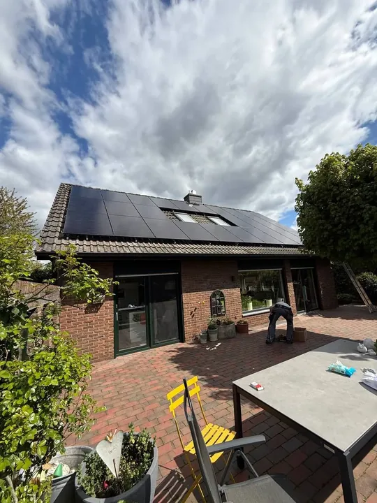 PV-Anlage · Backstein-Haus