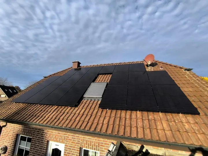 PV-Anlage · Backstein-Haus